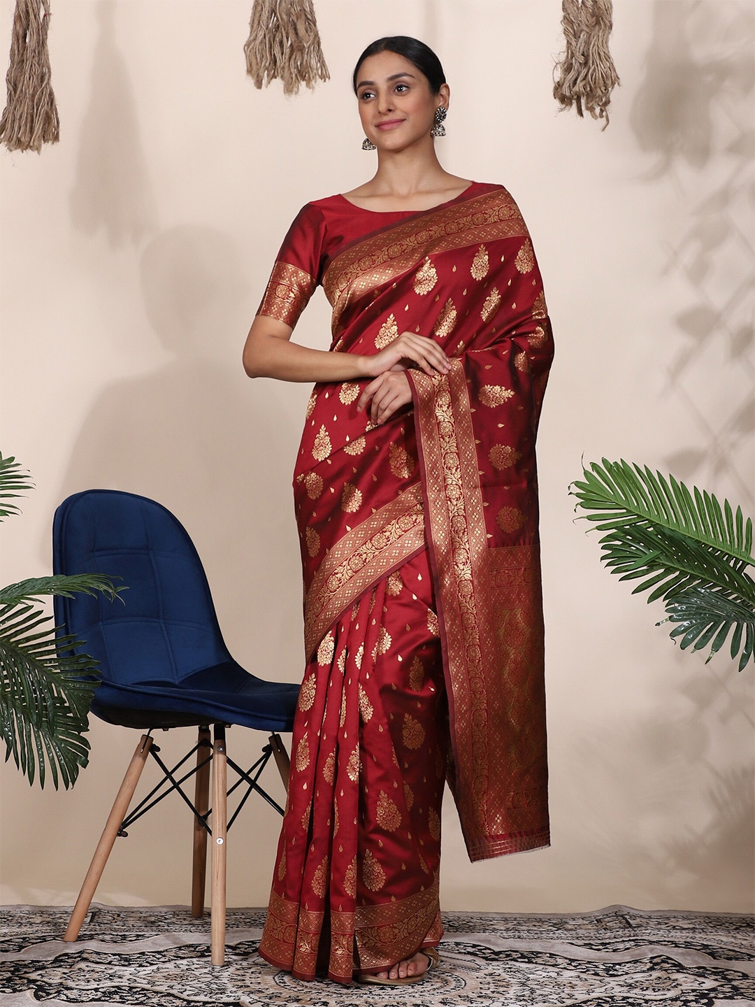 

Glemora Women Maroon & Gold-Toned Woven Design Zari Art Silk Kanjeevaram Saree