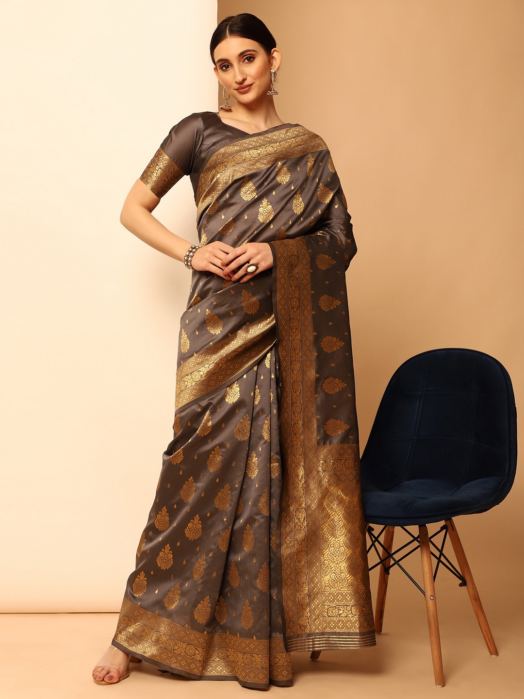 

Glemora Grey & Gold-Toned Woven Design Zari Art Silk Kanjeevaram Saree
