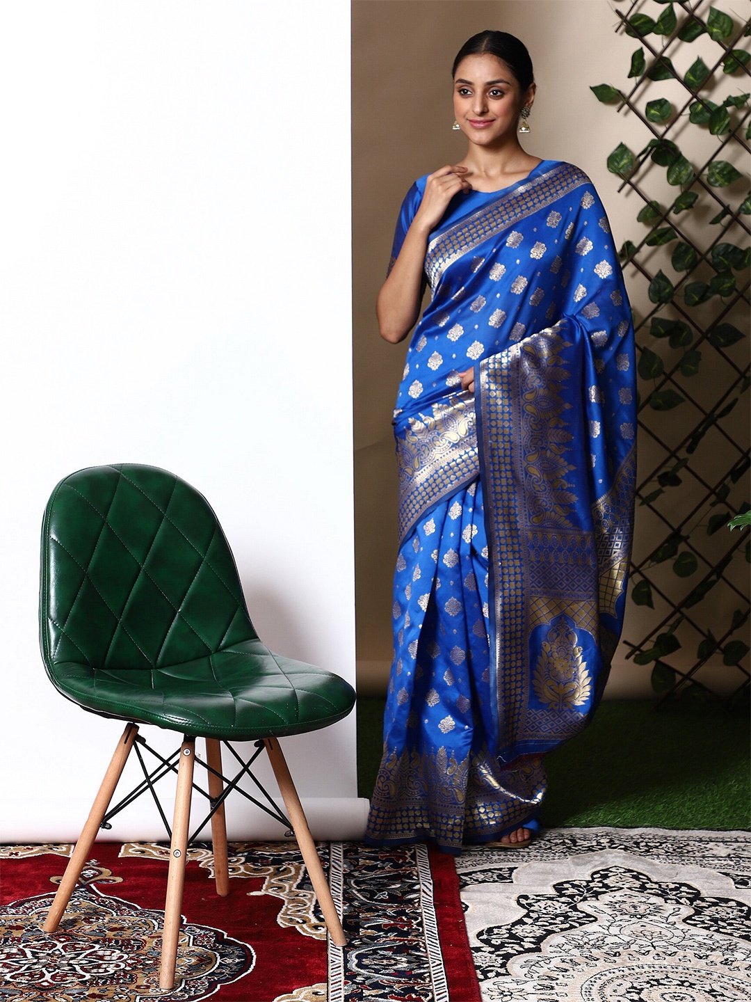 

Glemora Blue & Gold-Toned Woven Design Zari Art Silk Kanjeevaram Saree