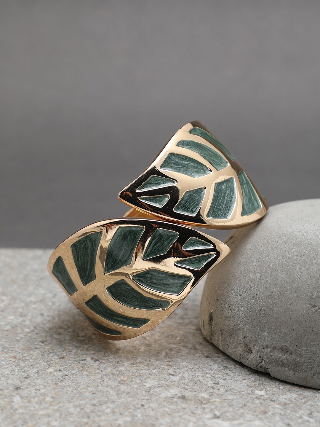 

SOHI Women Gold-Toned & Green Antique Gold-Plated Cuff Bracelet