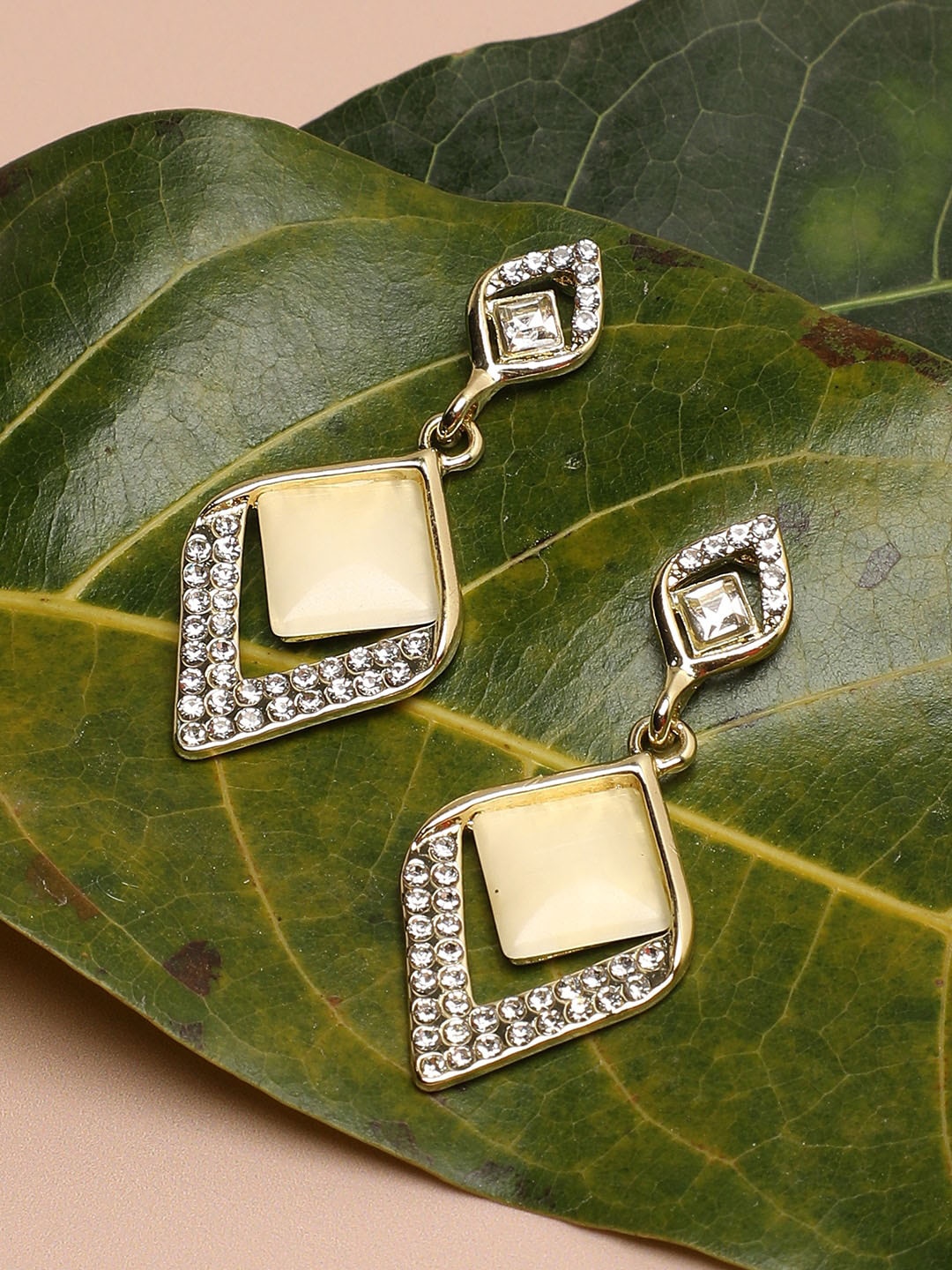 

SOHI Women Gold-Plated Contemporary Drop Earrings