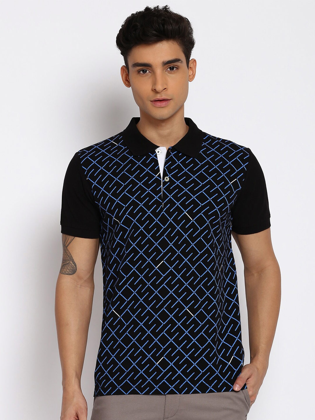 

abof Men Black & Blue Printed Polo Collar T-shirt