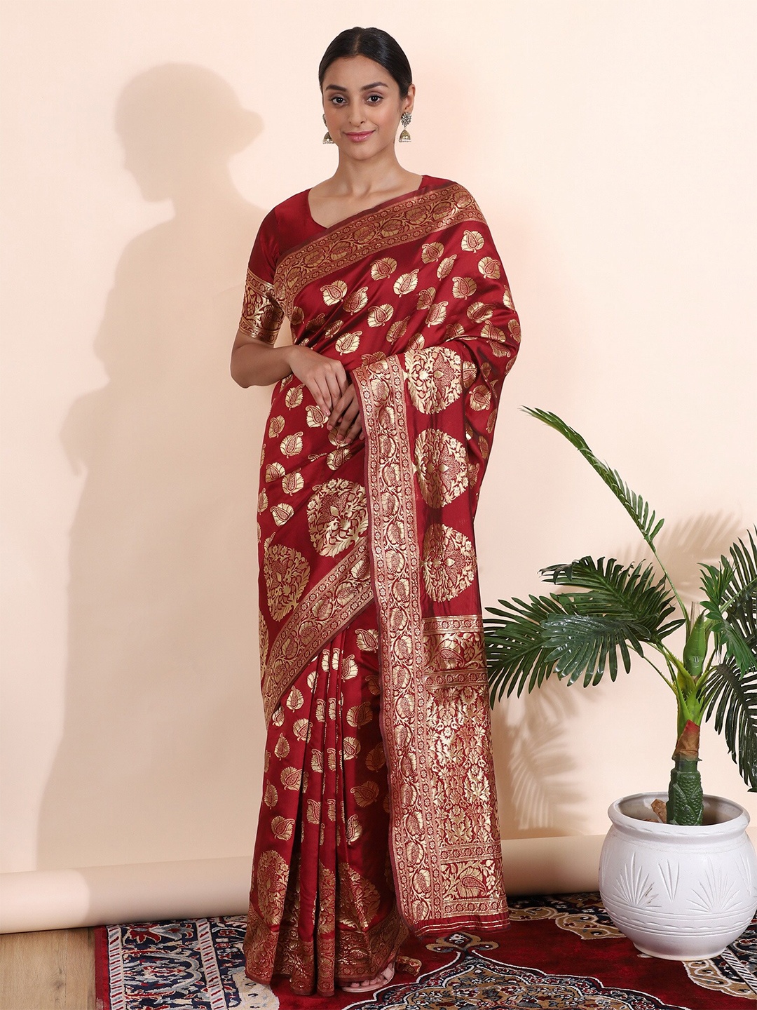 

Glemora Maroon & Gold-Toned Woven Design Zari Art Silk Kanjeevaram Saree