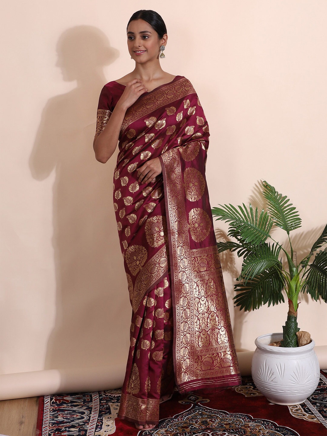 

Glemora Women Magenta & Gold-Toned Woven Design Zari Art Silk Kanjeevaram Saree