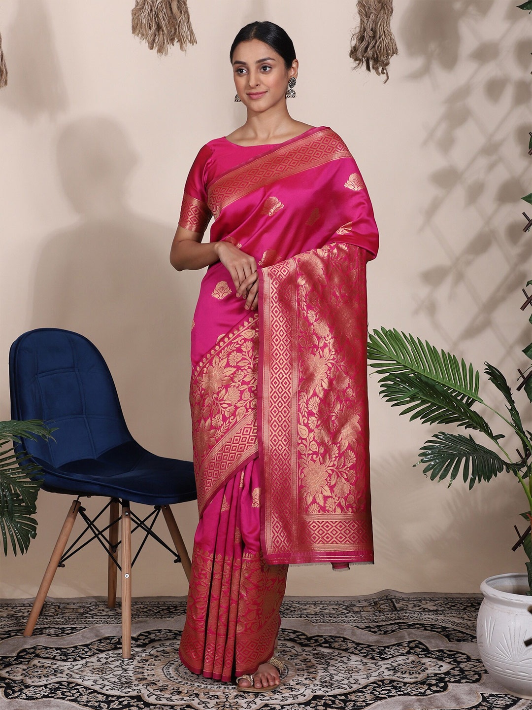 

Glemora Pink & Gold-Toned Woven Design Zari Art Silk Kanjeevaram Saree