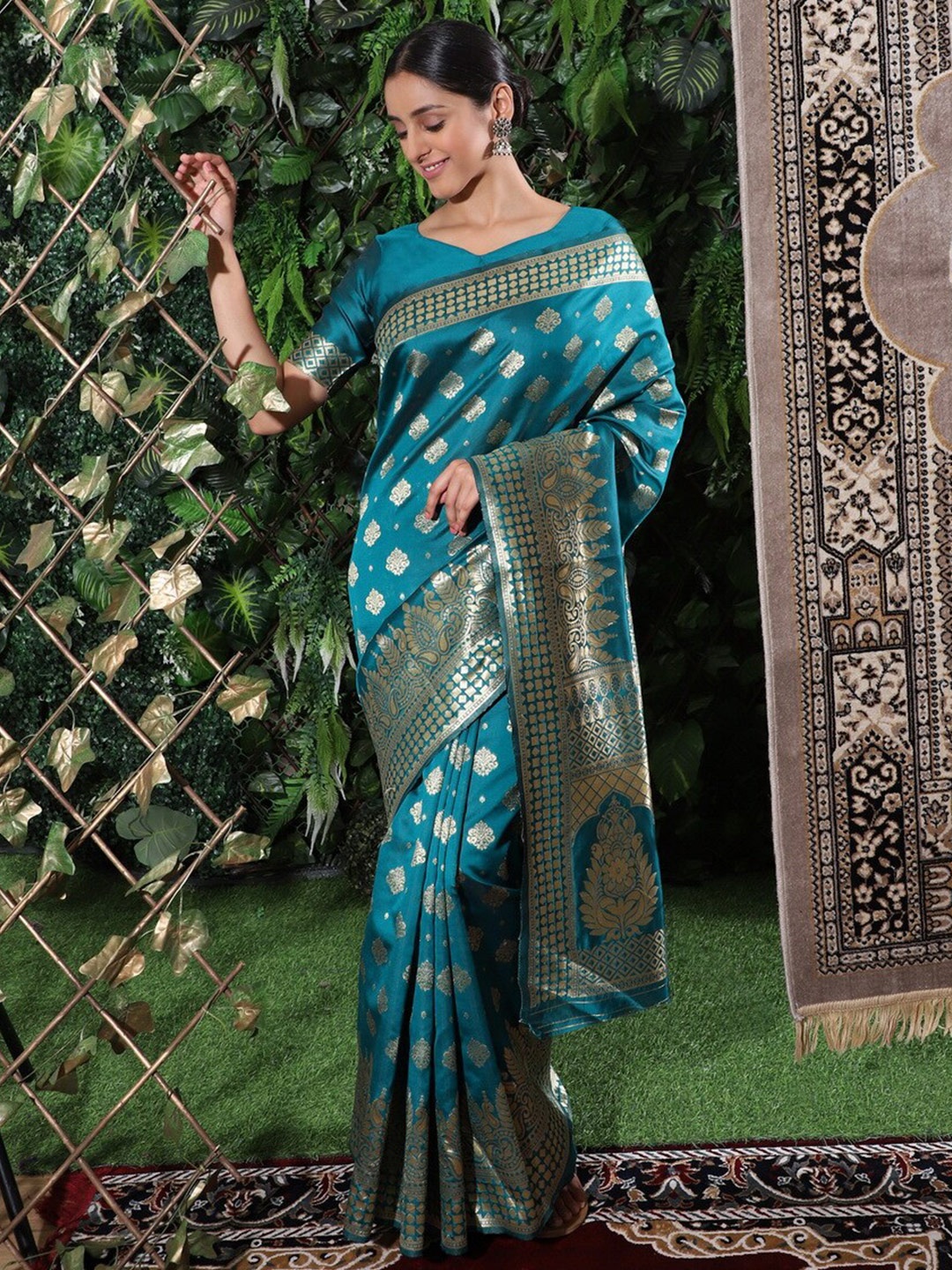 

Glemora Women Green & Gold-Toned Floral Zari Art Silk Kanjeevaram Saree