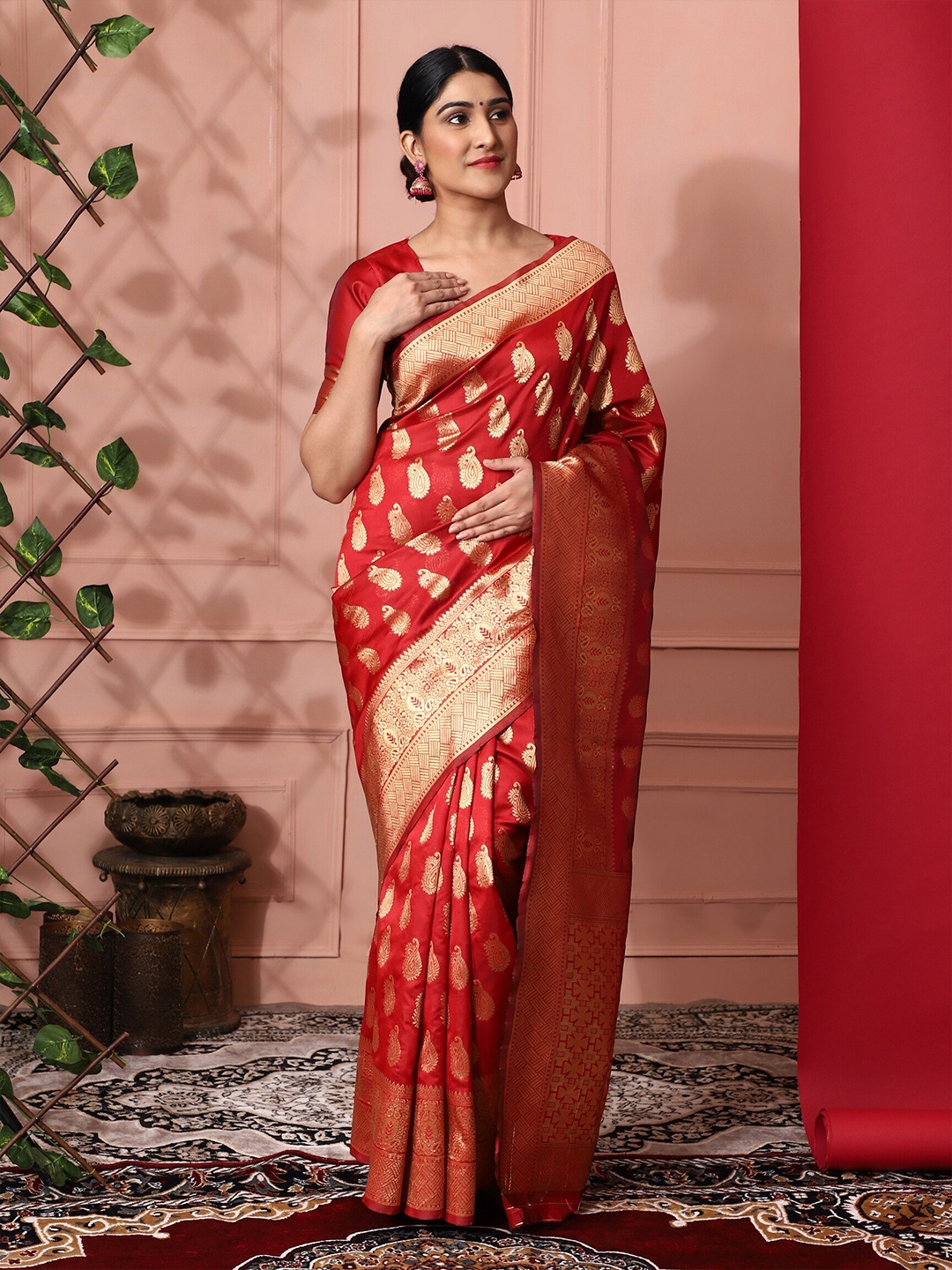 

Glemora Red & Gold-Toned Ethnic Motifs Zari Silk Kanjeevaram Saree