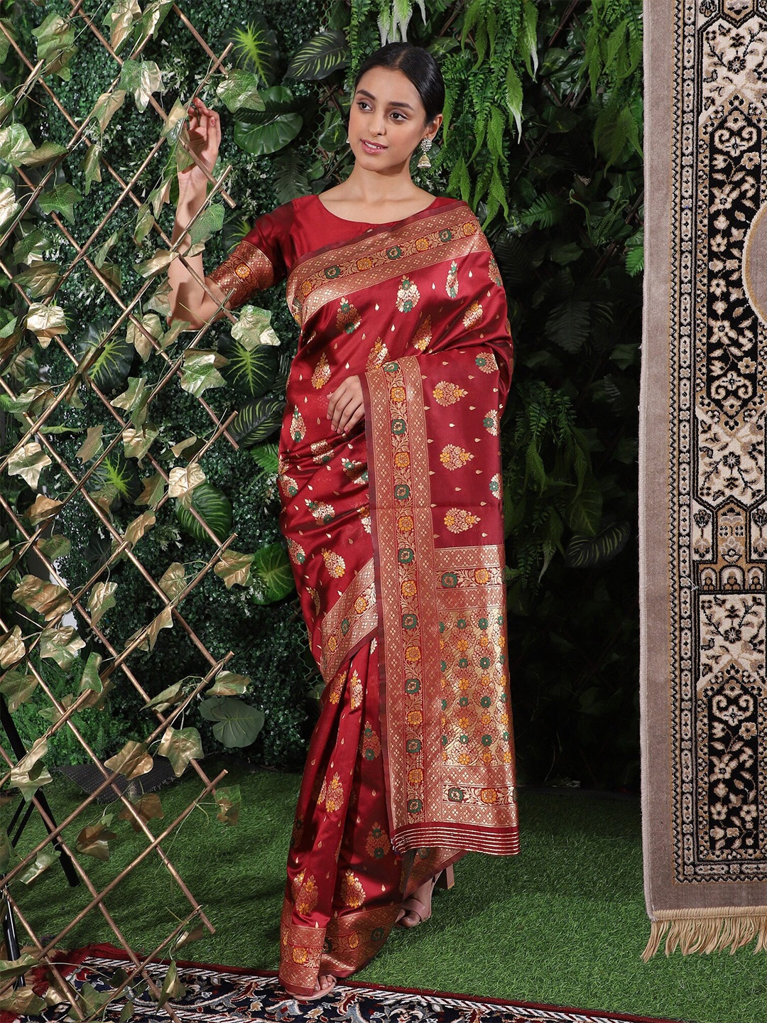 

Glemora Women Red & Gold-Toned Woven Design Zari Art Silk Kanjeevaram Saree