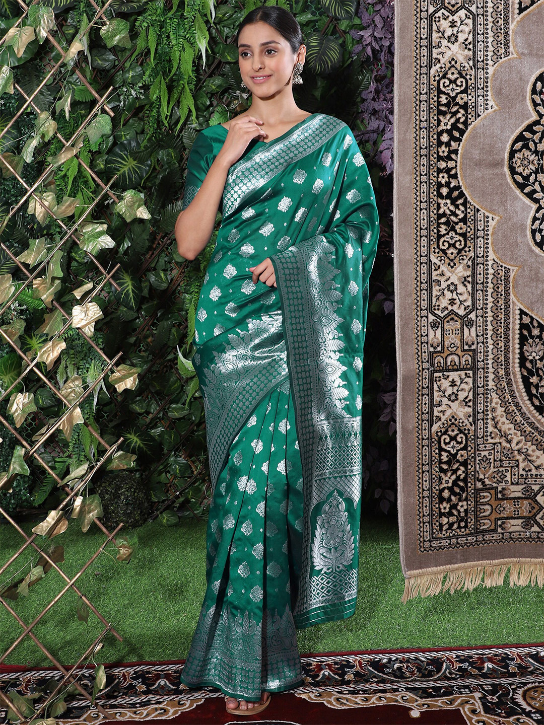 

Glemora Green & Silver Woven Design Zari Art Silk Kanjeevaram Saree