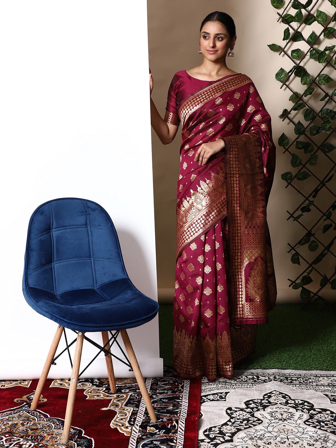 

Glemora Maroon & Gold Woven Design Zari Art Silk Kanjeevaram Saree