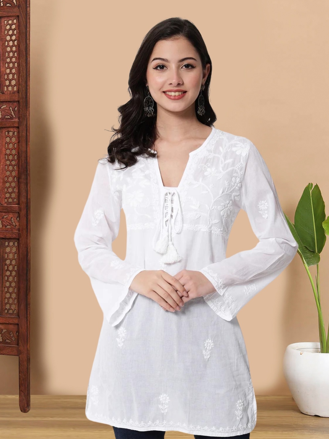 

PARAMOUNT CHIKAN White Ethnic Motifs Embroidered Chikankari Pure Cotton Chikankari Kurti