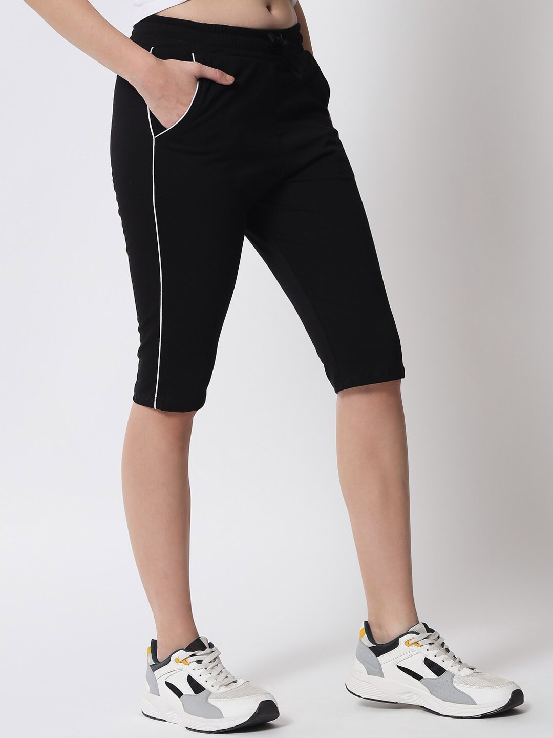 

Q-rious Women Black & White Cotton Capris