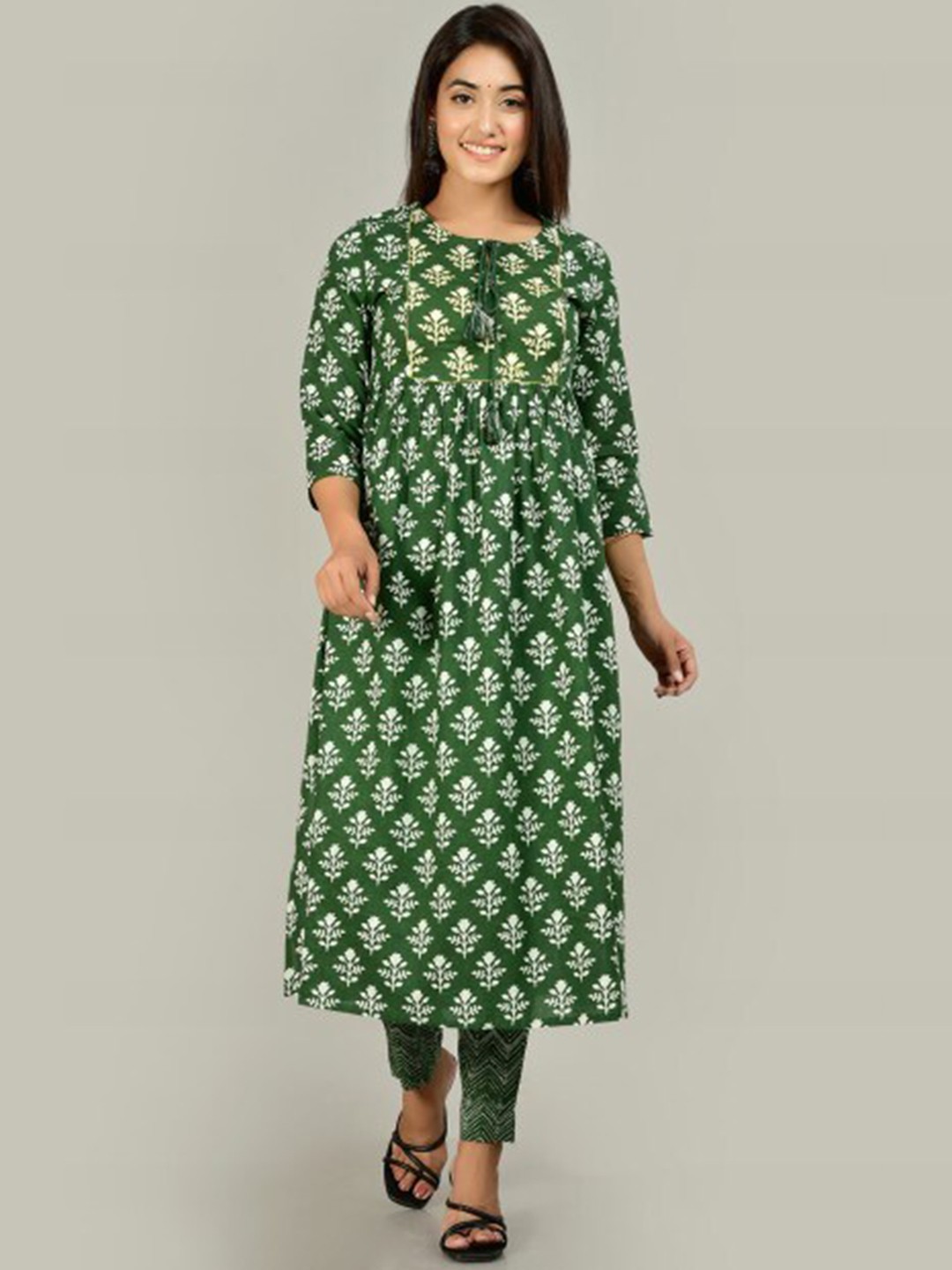 

Glorious Women Green Floral Printed Pleated Pure Cotton Kurta with Trousers