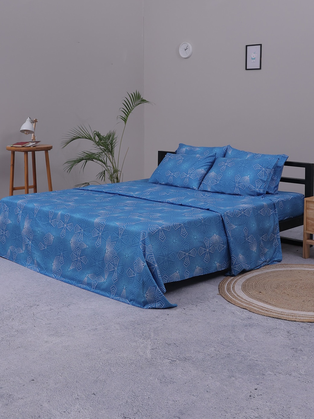 

BLUE DAHLIA Blue & White Geometric 250 TC Cotton Single Bedsheet with 2 Pillow Covers