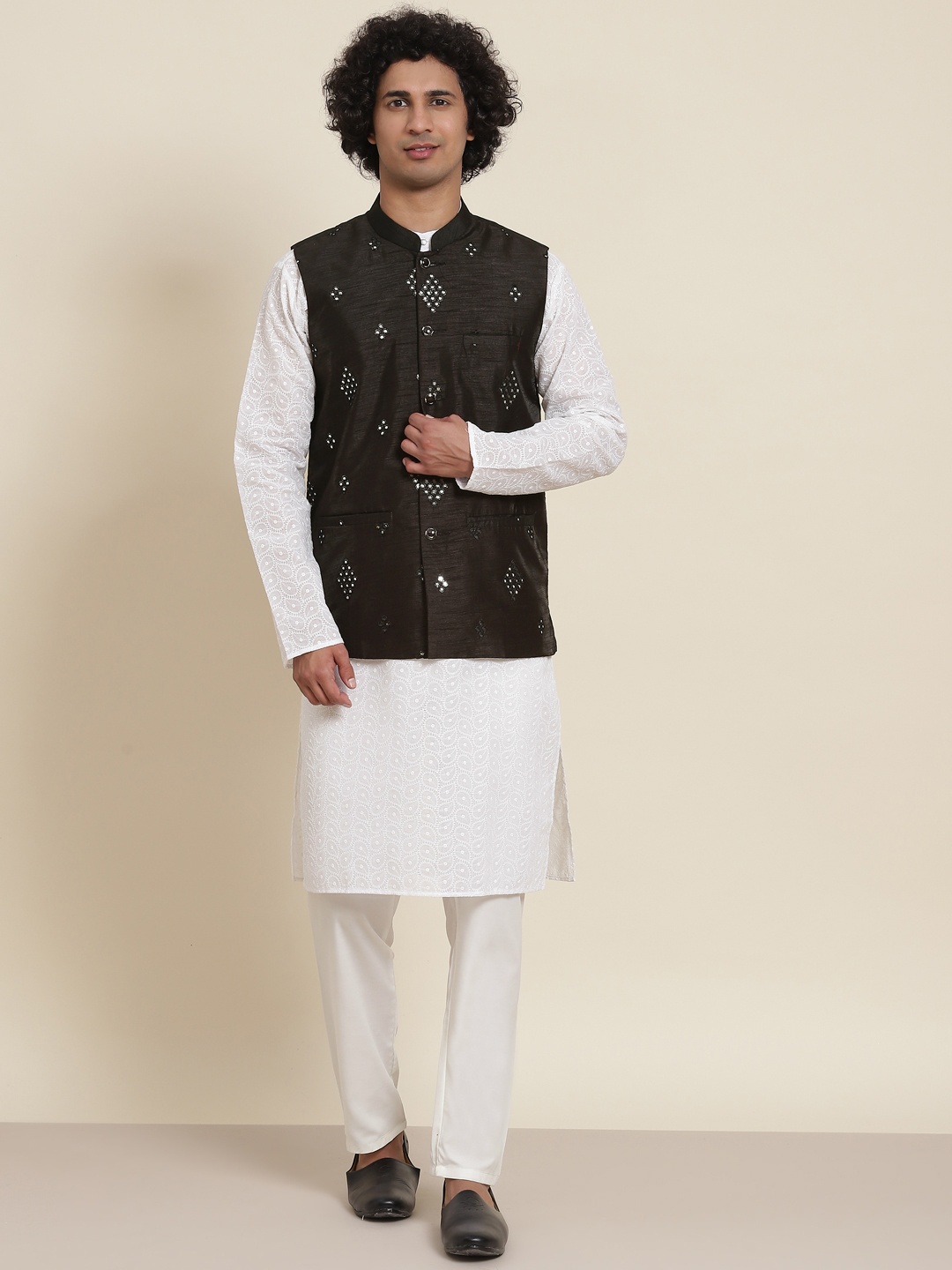 

SOJANYA Men White Embroidered Chikankari Cotton Kurta with Pyjama & Nehru Jacket