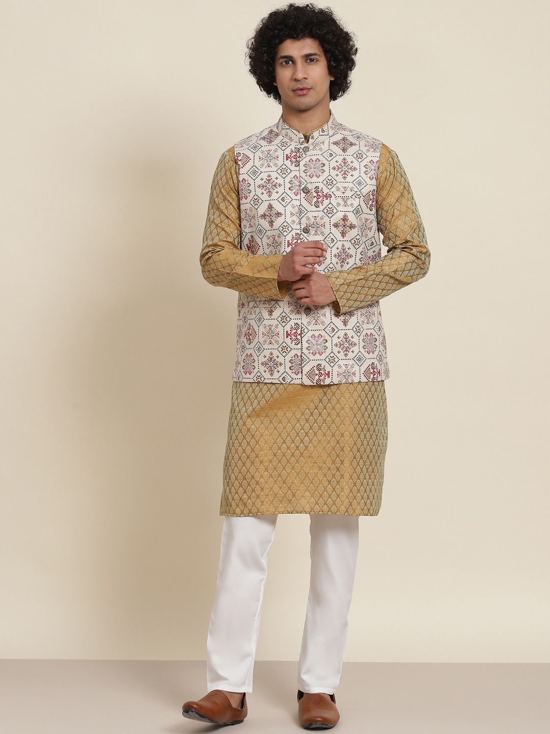 

SOJANYA Men Mustard Yellow Ethnic Motifs Kurta with Pyjamas & Nehru Jacket