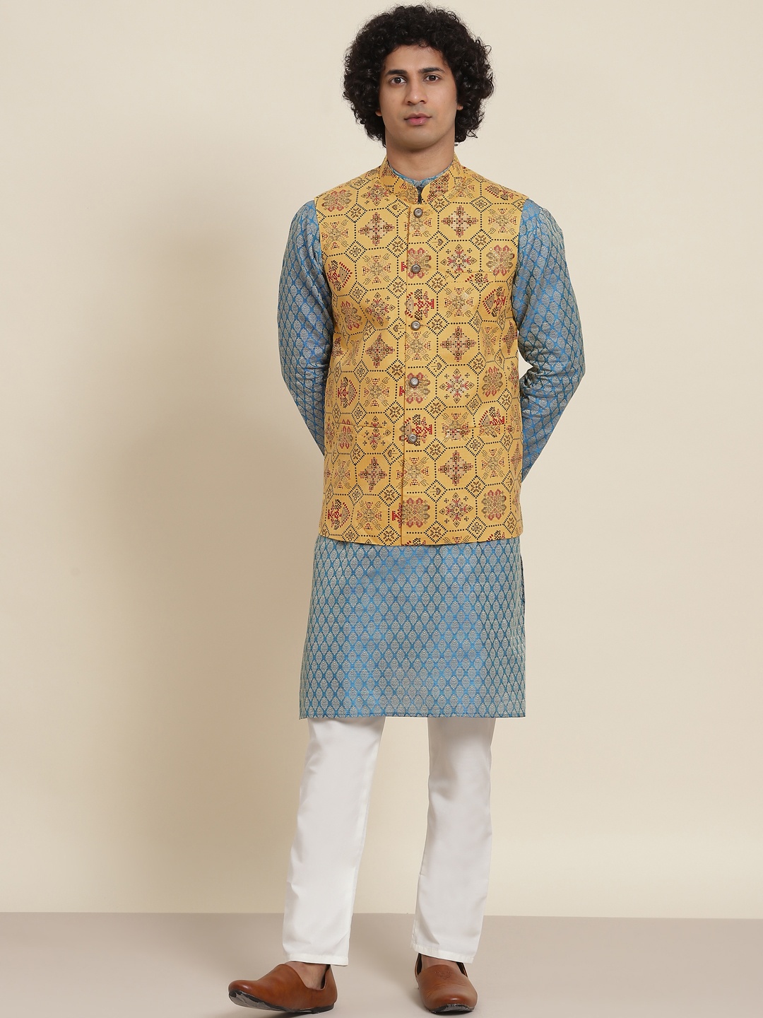 

SOJANYA Men Blue & Off-White Ethnic Motifs Kurta with Pyjamas & Nehru Jacket