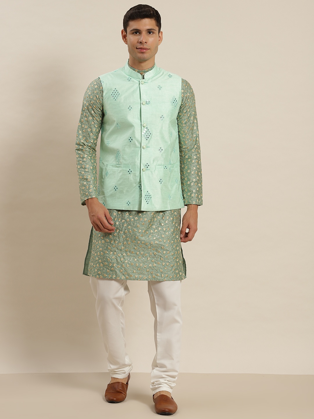

SOJANYA Men Green Floral Embroidered Sequinned Kurta with Churidar & Nehru Jacket