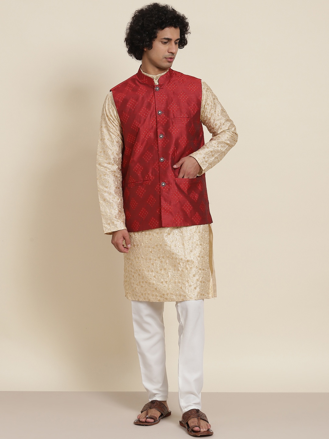 

SOJANYA Men Gold-Toned Floral Sequinned Kurta with Pyjamas & Nehru Jacket
