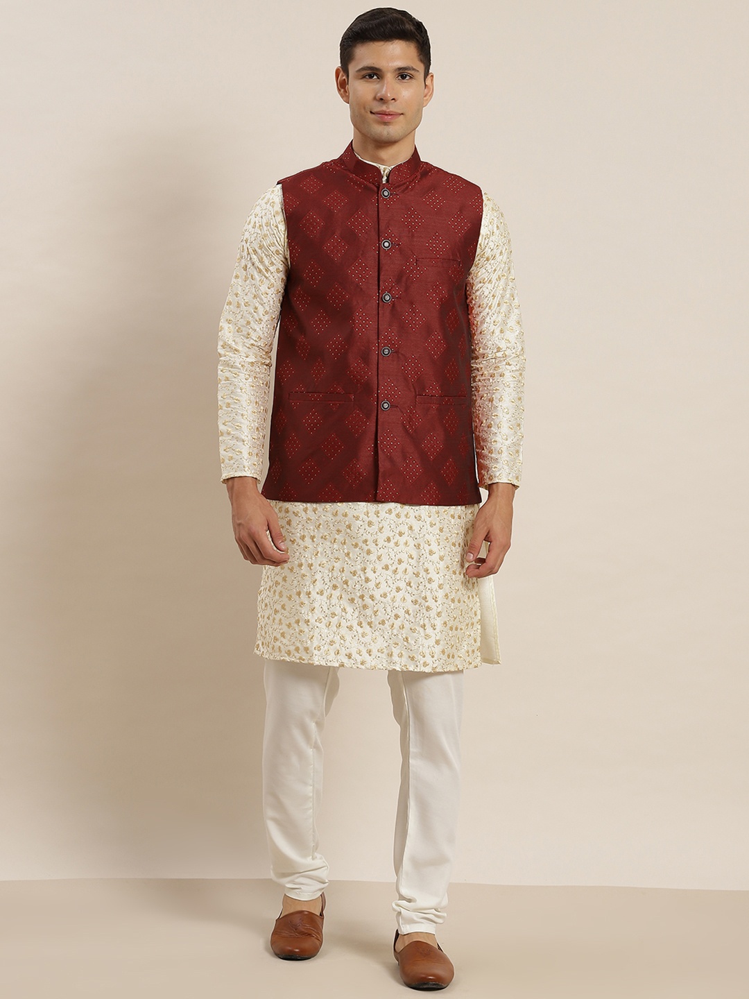 

SOJANYA Men Cream-Coloured Ethnic Motifs Embroidered Kurta with Pyjamas & Nehru Jacket