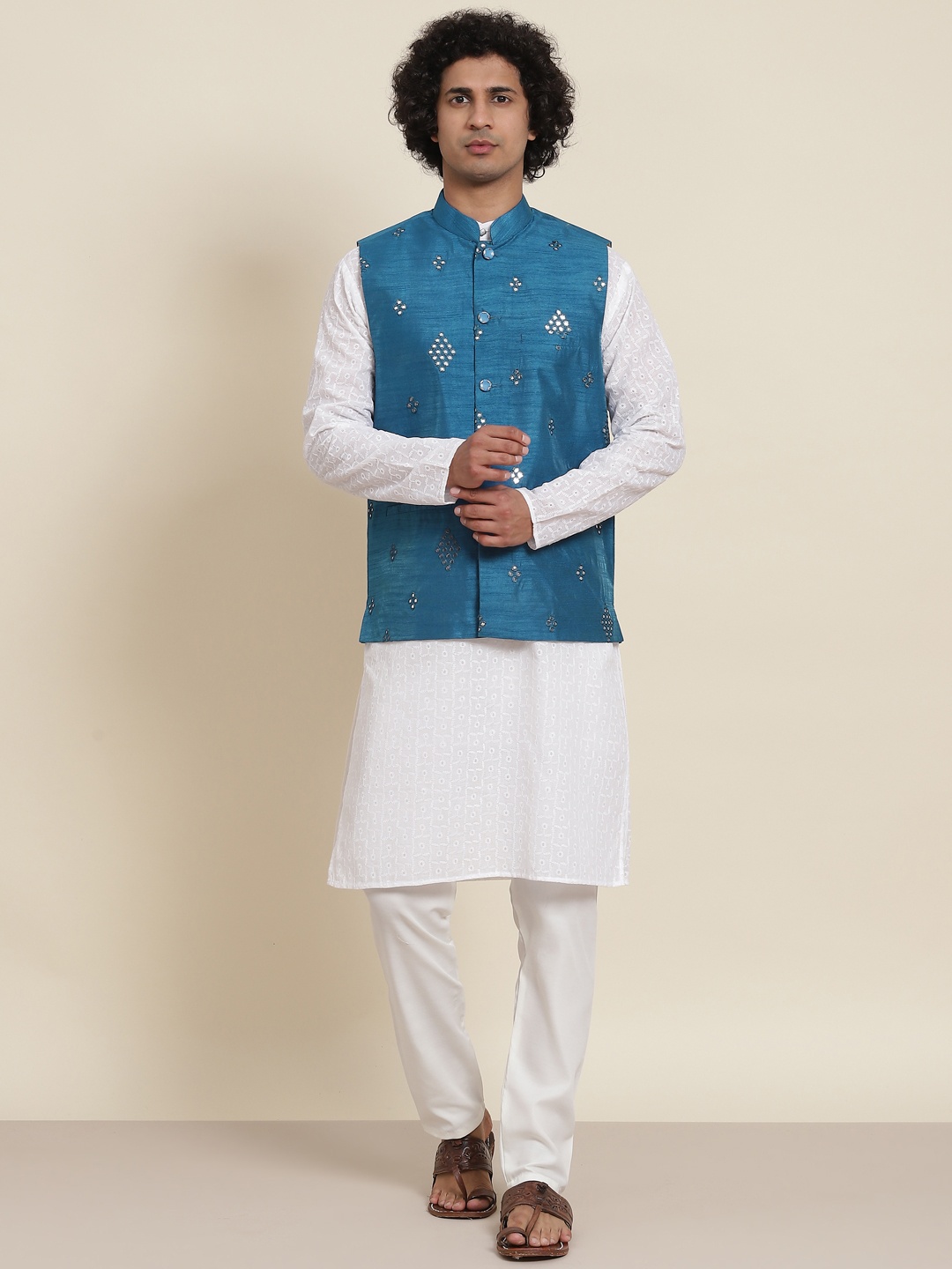

SOJANYA Men White Floral Chikankari Pure Cotton Kurta with Pyjamas & Nehru Jacket