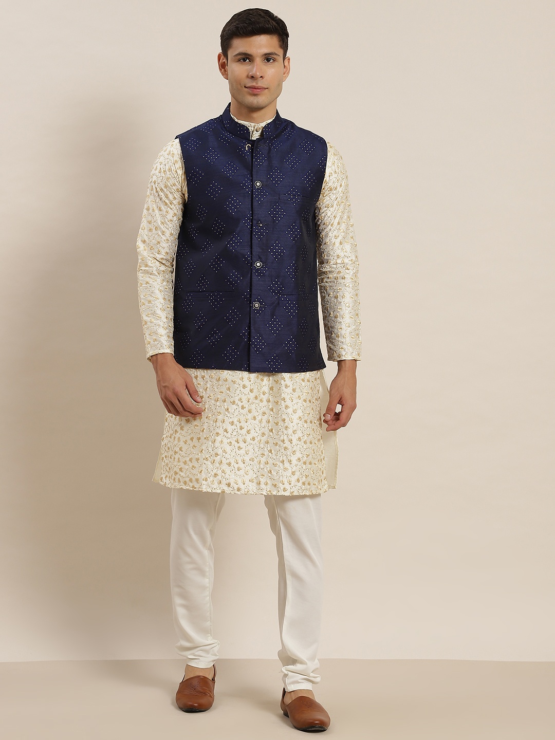 

SOJANYA Men Cream-Coloured Ethnic Motifs Embroidered Kurta with Pyjamas & Nehru Jacket