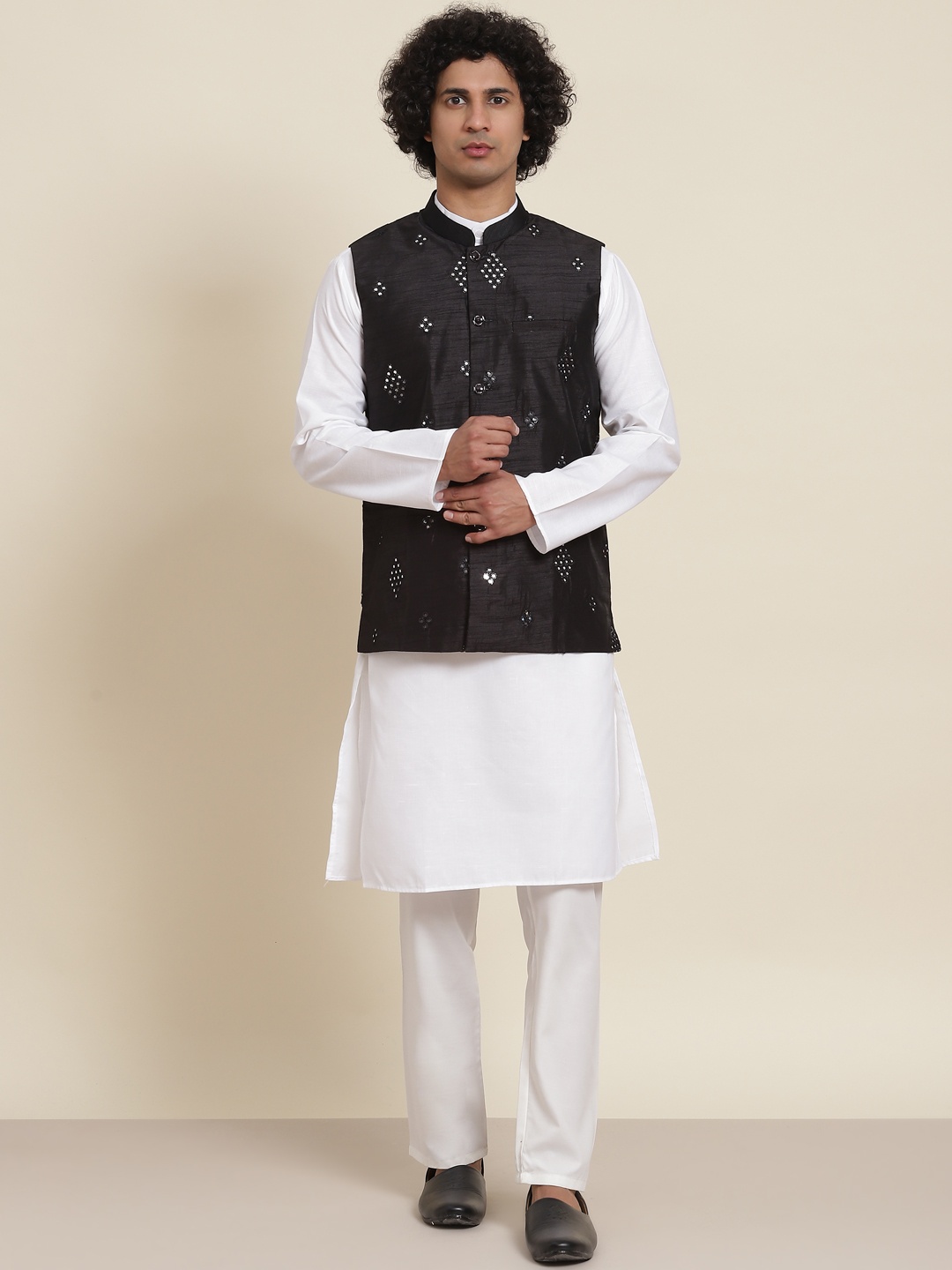 

SOJANYA Men White Pure Cotton Kurta with Pyjamas & Nehru Jacket