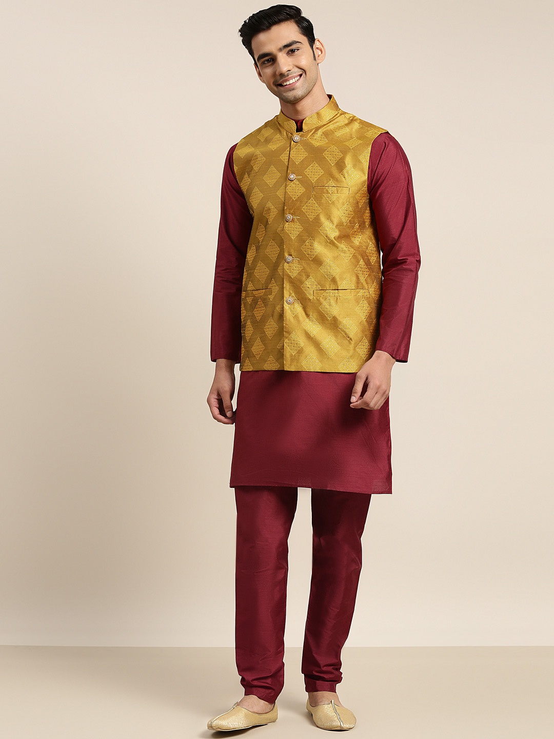 

SOJANYA Men Maroon Kurta with Churidar & Nehru Jacket
