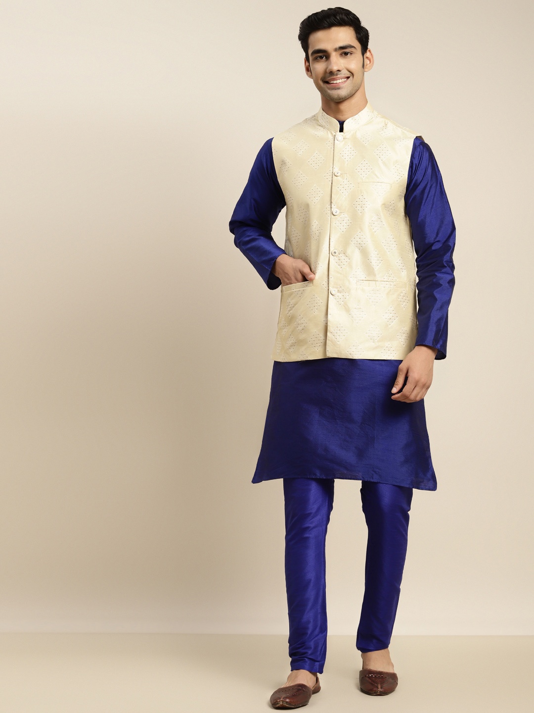 

SOJANYA Men Blue Kurta with Churidar & Nehru Jacket