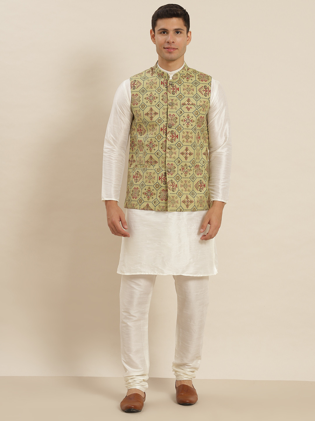 

SOJANYA Men Cream-Coloured Solid Kurta & Churidar Comes With a Nehru Jacket