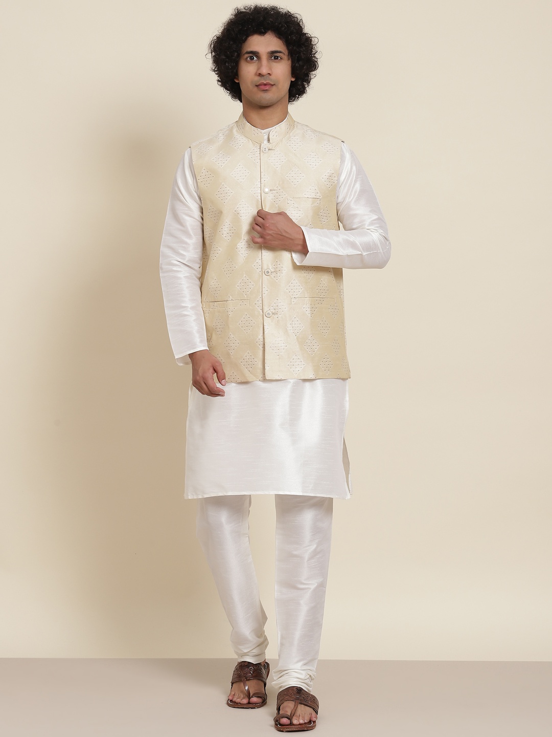 

SOJANYA Men White Kurta with Churidar & Nehru Jacket