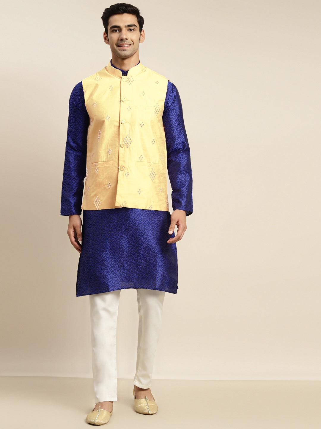 

SOJANYA Men Blue Solid Kurta & Churidar Comes With a Nehru Jacket