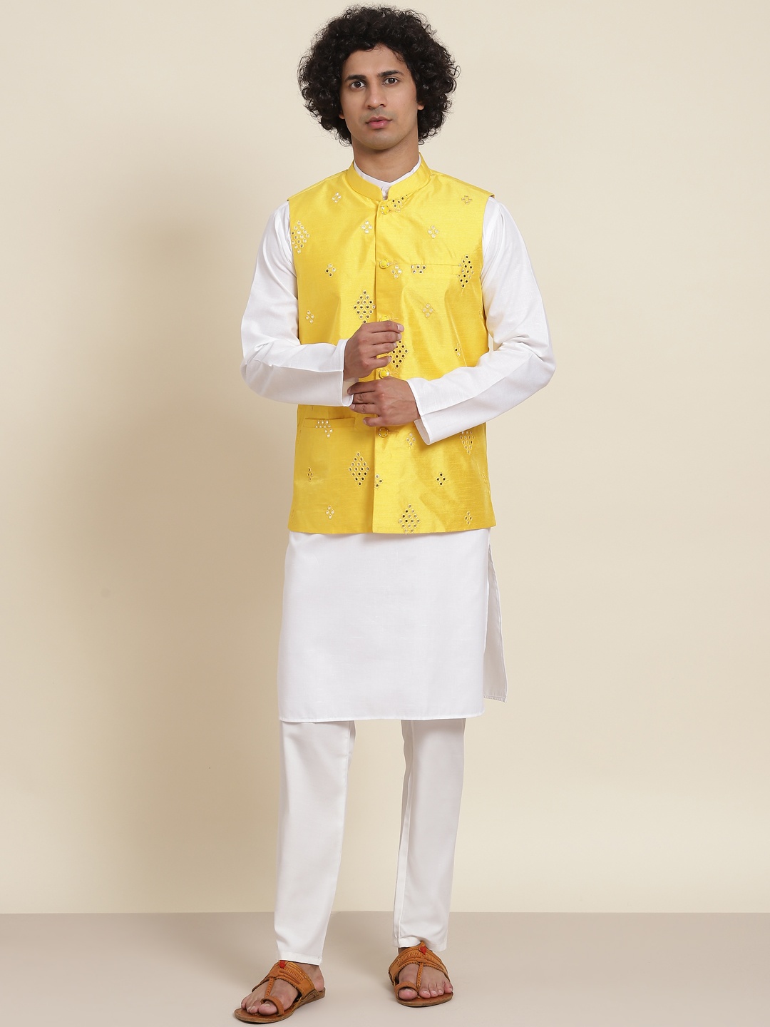 

SOJANYA Men White Pure Cotton Kurta with Pyjamas & Nehru Jacket