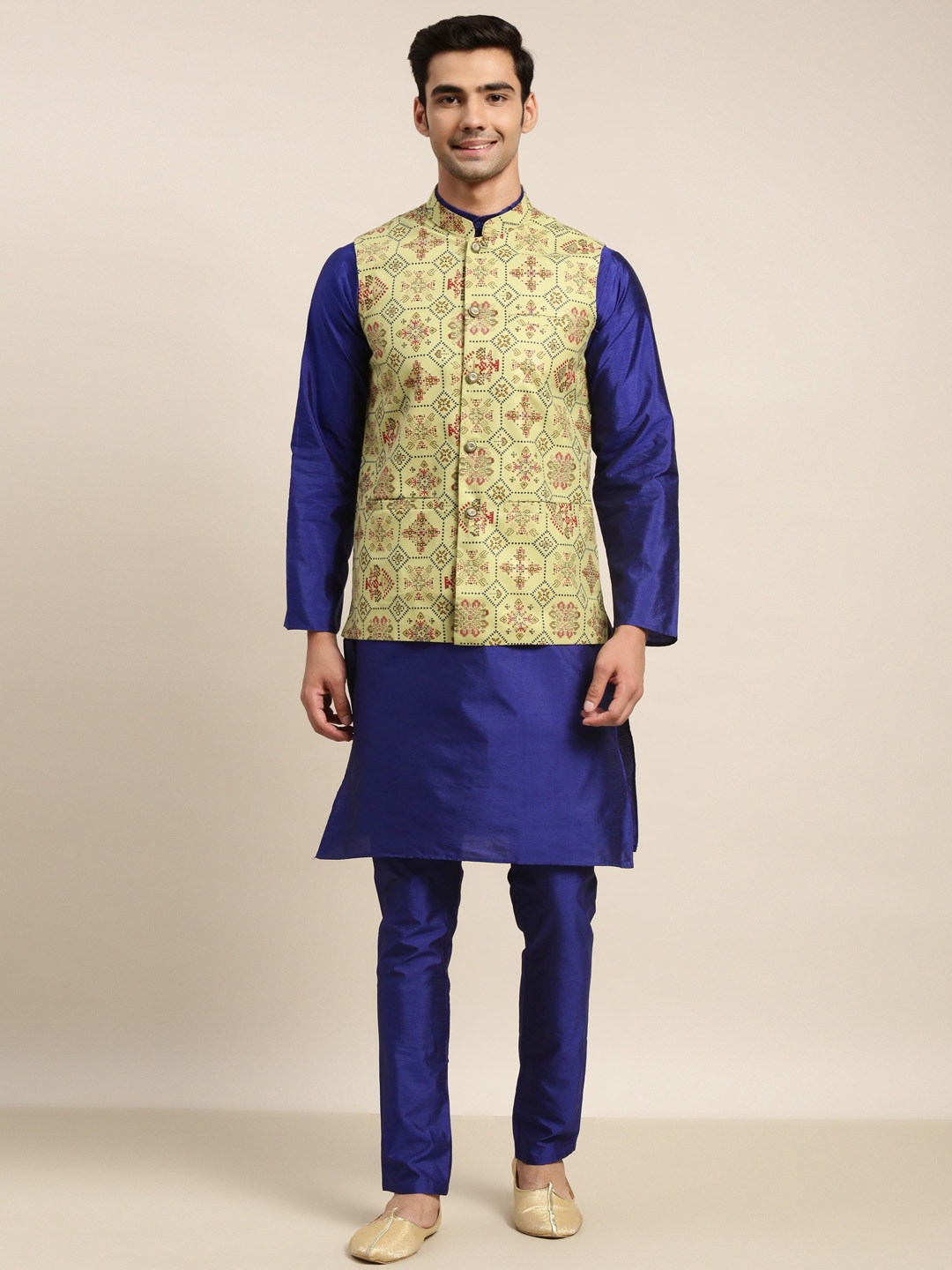 

SOJANYA Men Blue Solid Kurta & Churidar Comes With a Nehru Jacket