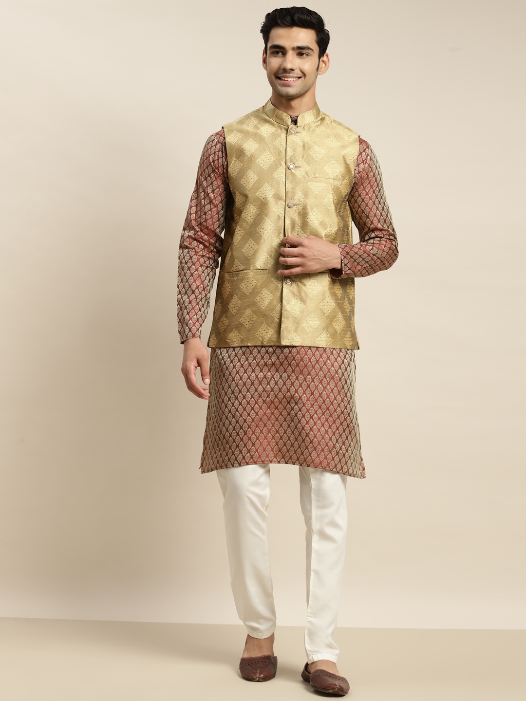 

SOJANYA Men Maroon Ethnic Motifs Kurta with Churidar & Nehru Jacket