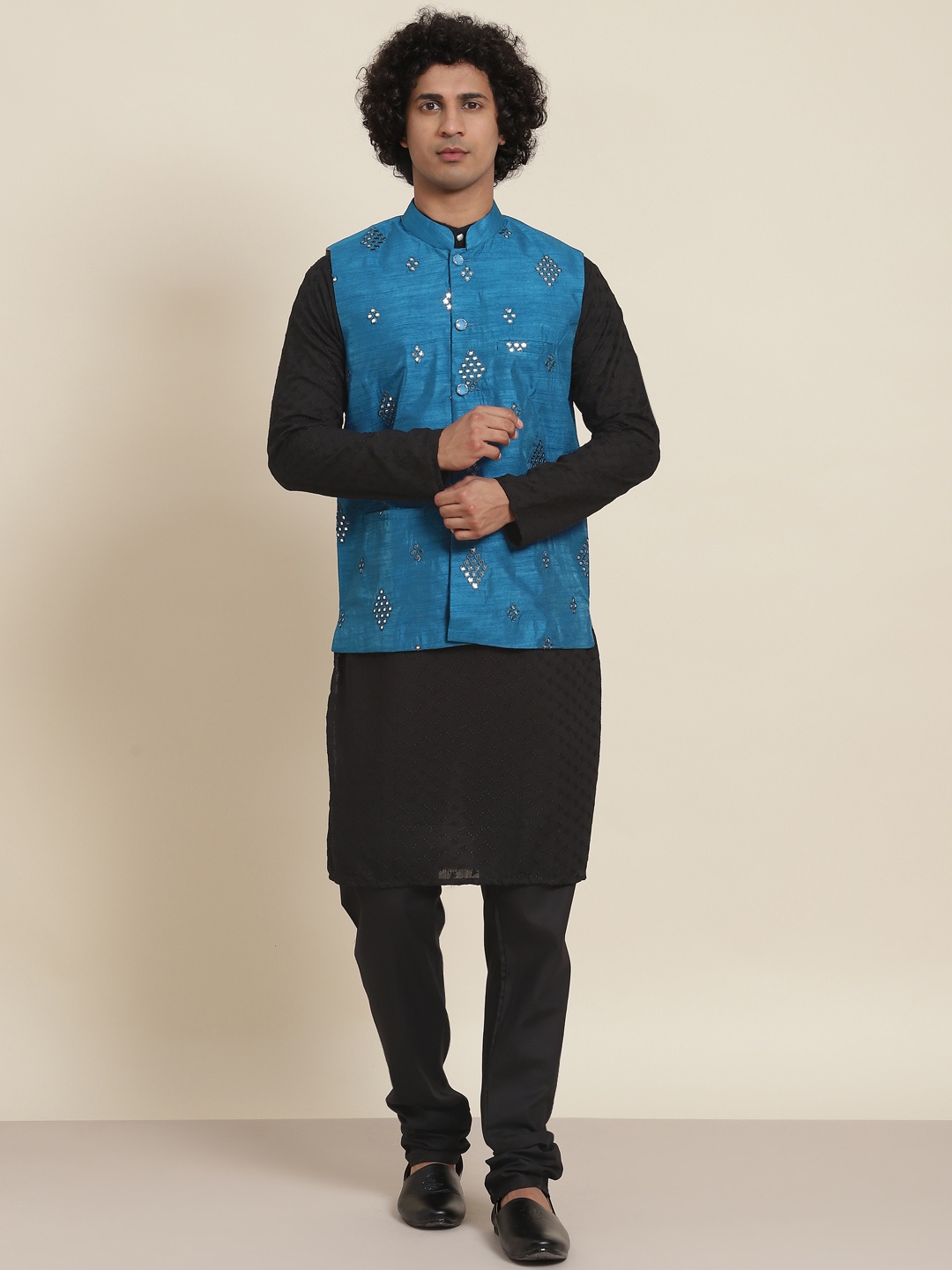 

SOJANYA Men Black Pure Cotton Kurta with Pyjamas & Nehru Jacket