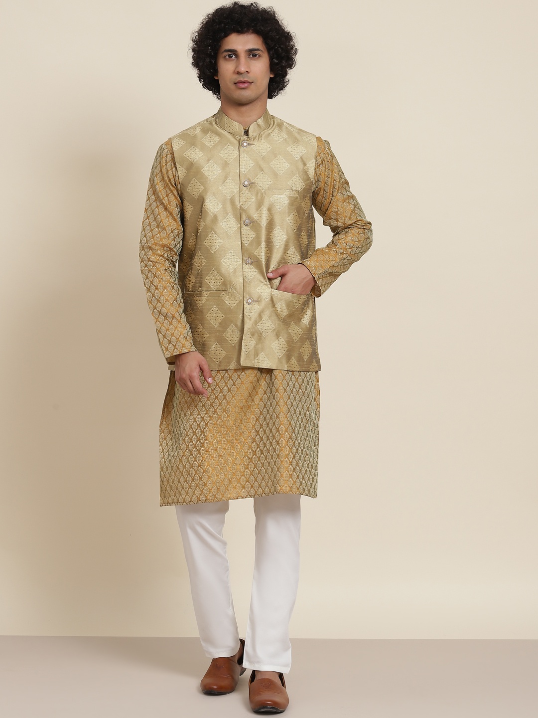 

SOJANYA Men Mustard Yellow Ethnic Motifs Kurta with Pyjamas & Nehru Jacket