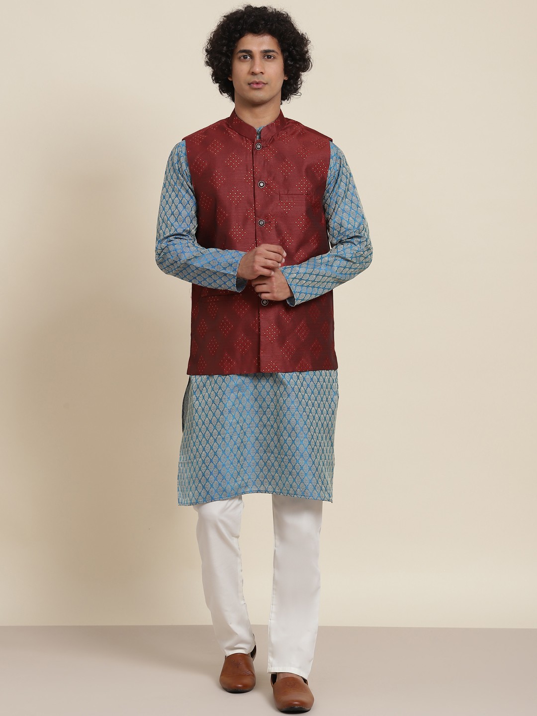 

SOJANYA Men Blue Ethnic Motifs Kurta with Pyjamas & Nehru Jacket