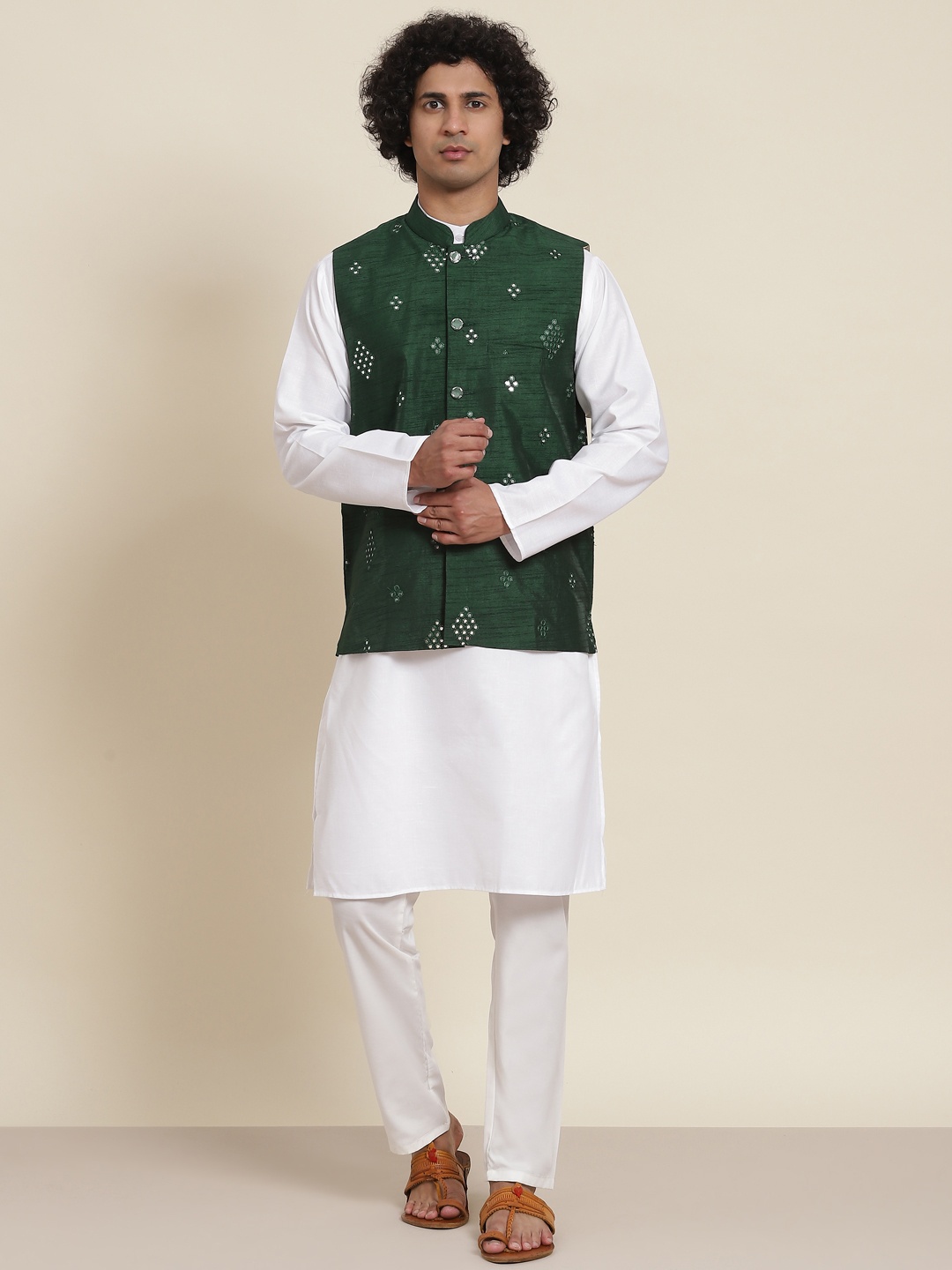 

SOJANYA Men White Pure Cotton Kurta with Pyjamas & Nehru Jacket