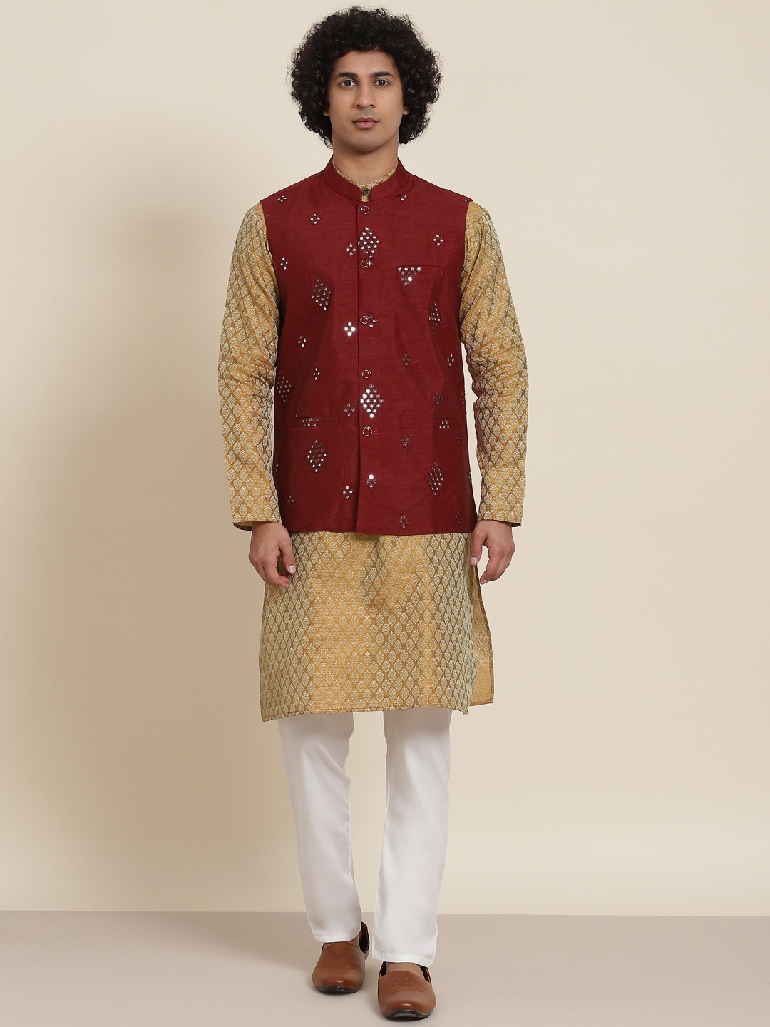 

SOJANYA Men Mustard Yellow Ethnic Motifs Kurta with Pyjamas & Nehru Jacket