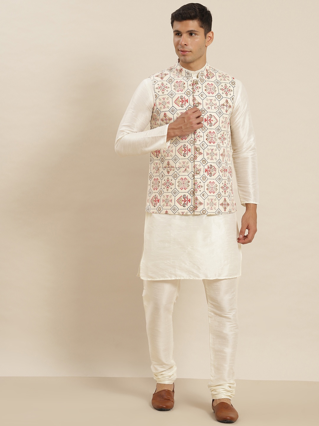 

SOJANYA Men White Kurta with Churidar & Nehru Jacket
