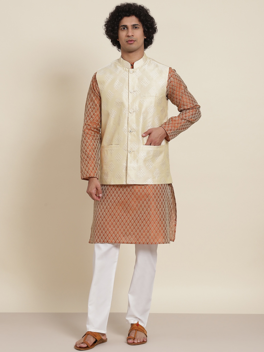 

SOJANYA Men Orange Ethnic Motifs Kurta with Pyjamas & Nehru Jacket