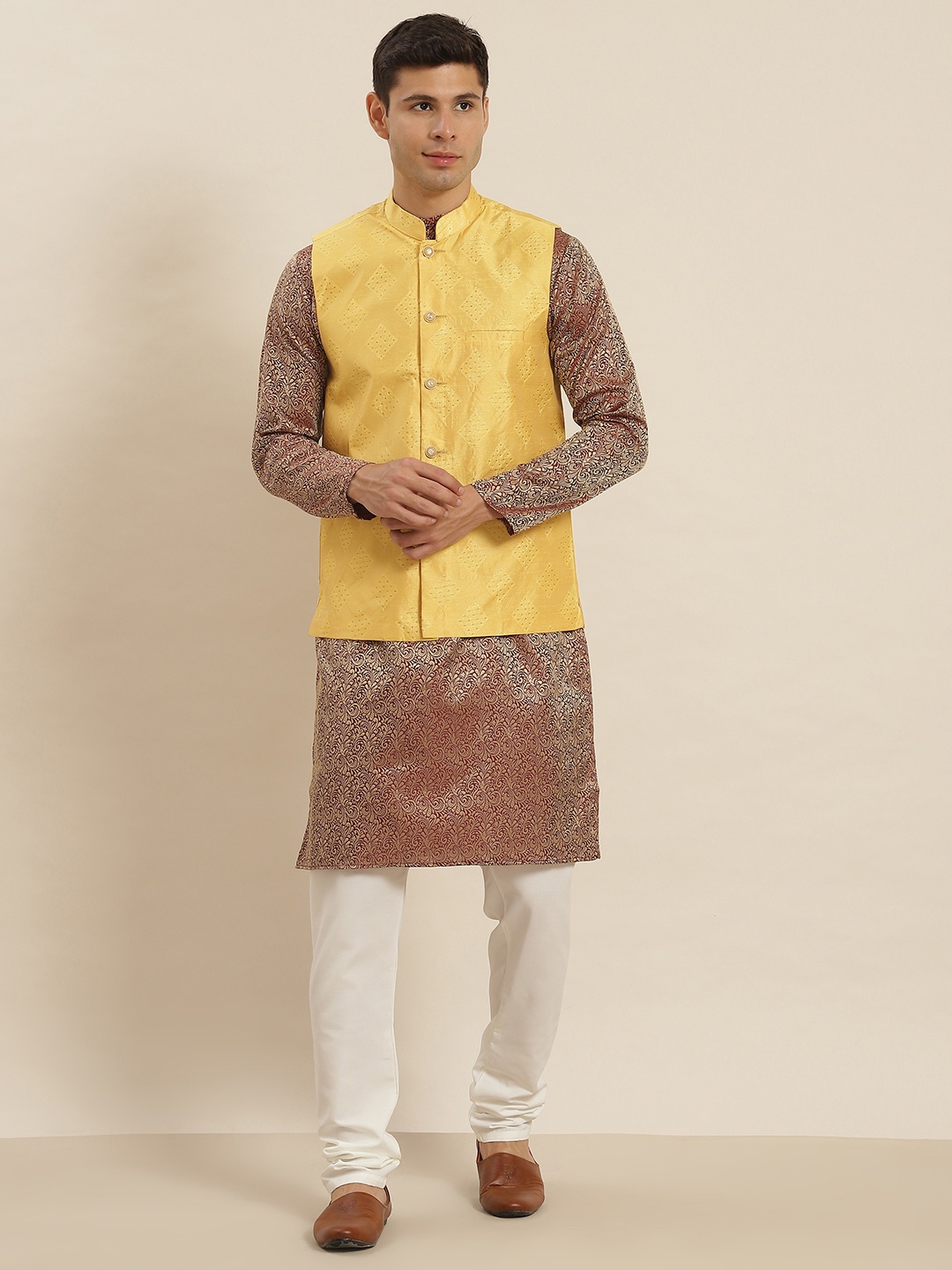 

SOJANYA Men Maroon Ethnic Motifs Kurta with Churidar & Nehru Jacket