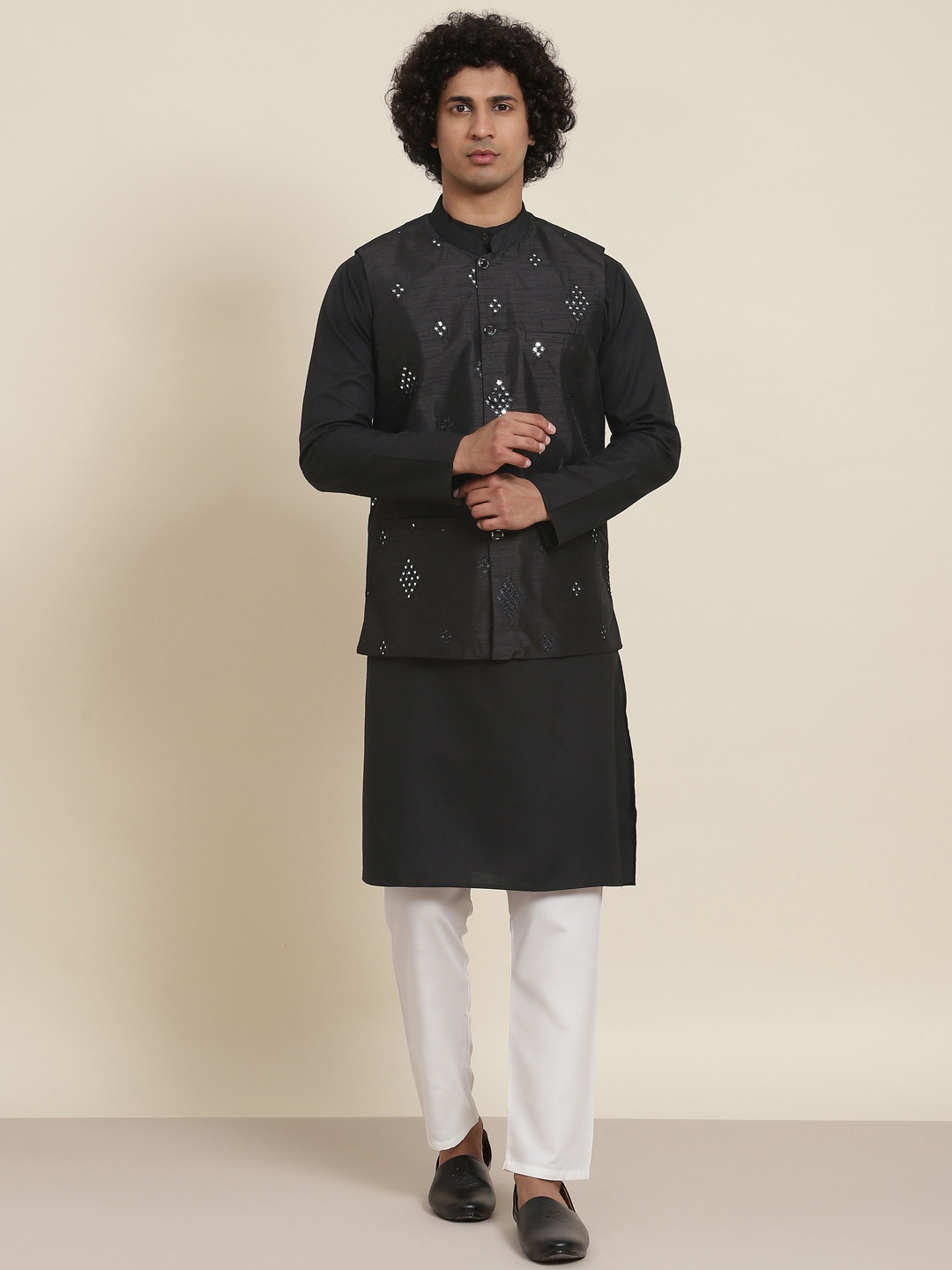 

SOJANYA Men Black Pure Cotton Kurta with Pyjamas & Nehru Jacket