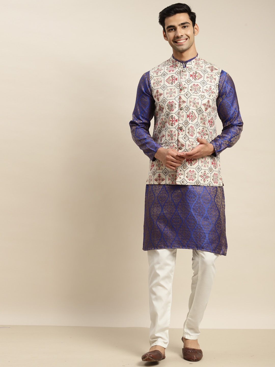 

SOJANYA Men Blue Ethnic Motifs Kurta with Churidar & Nehru Jacket