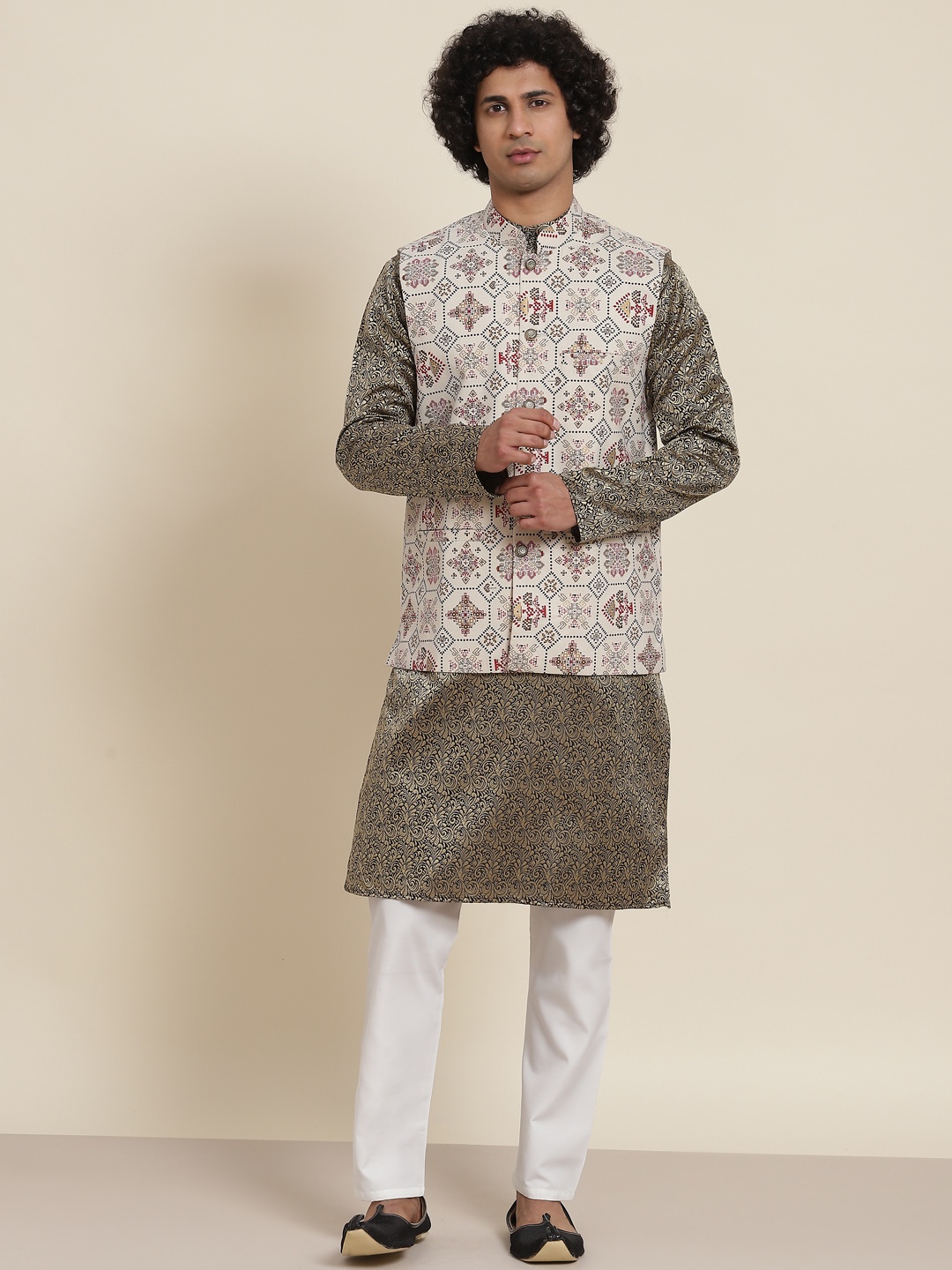 

SOJANYA Men Black Ethnic Motifs Kurta with Pyjamas & Nehru Jacket