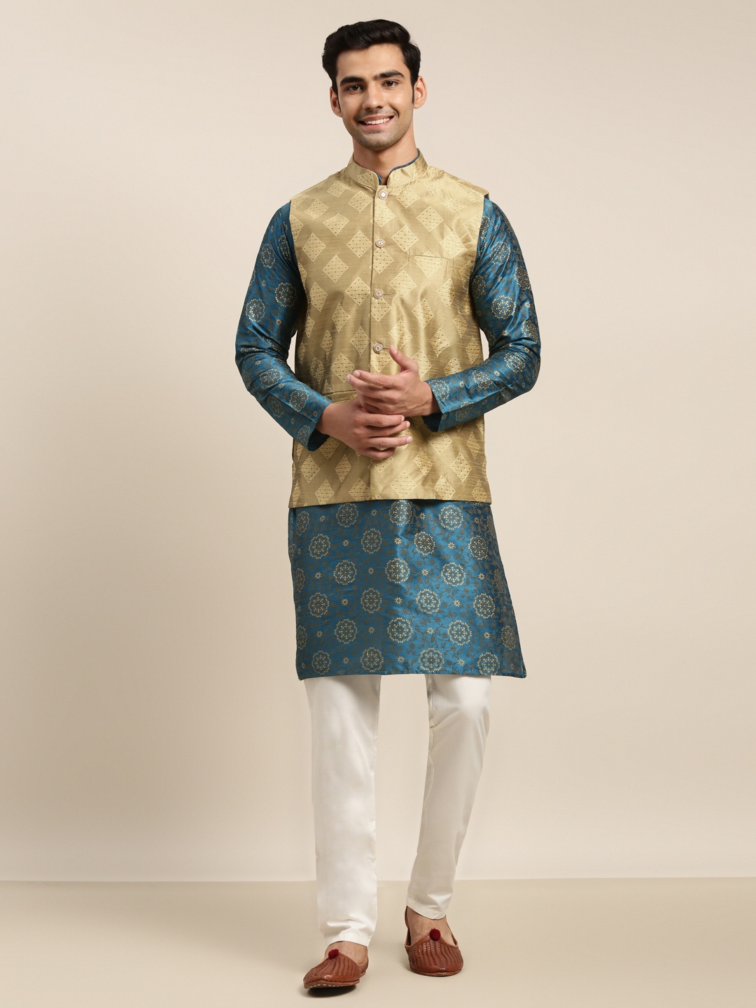 

SOJANYA Men Blue Floral Printed Kurta with Churidar & Nehru Jacket