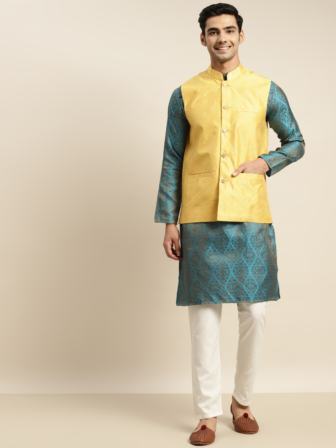 

SOJANYA Men Teal Blue Ethnic Motifs Kurta with Churidar & Nehru Jacket
