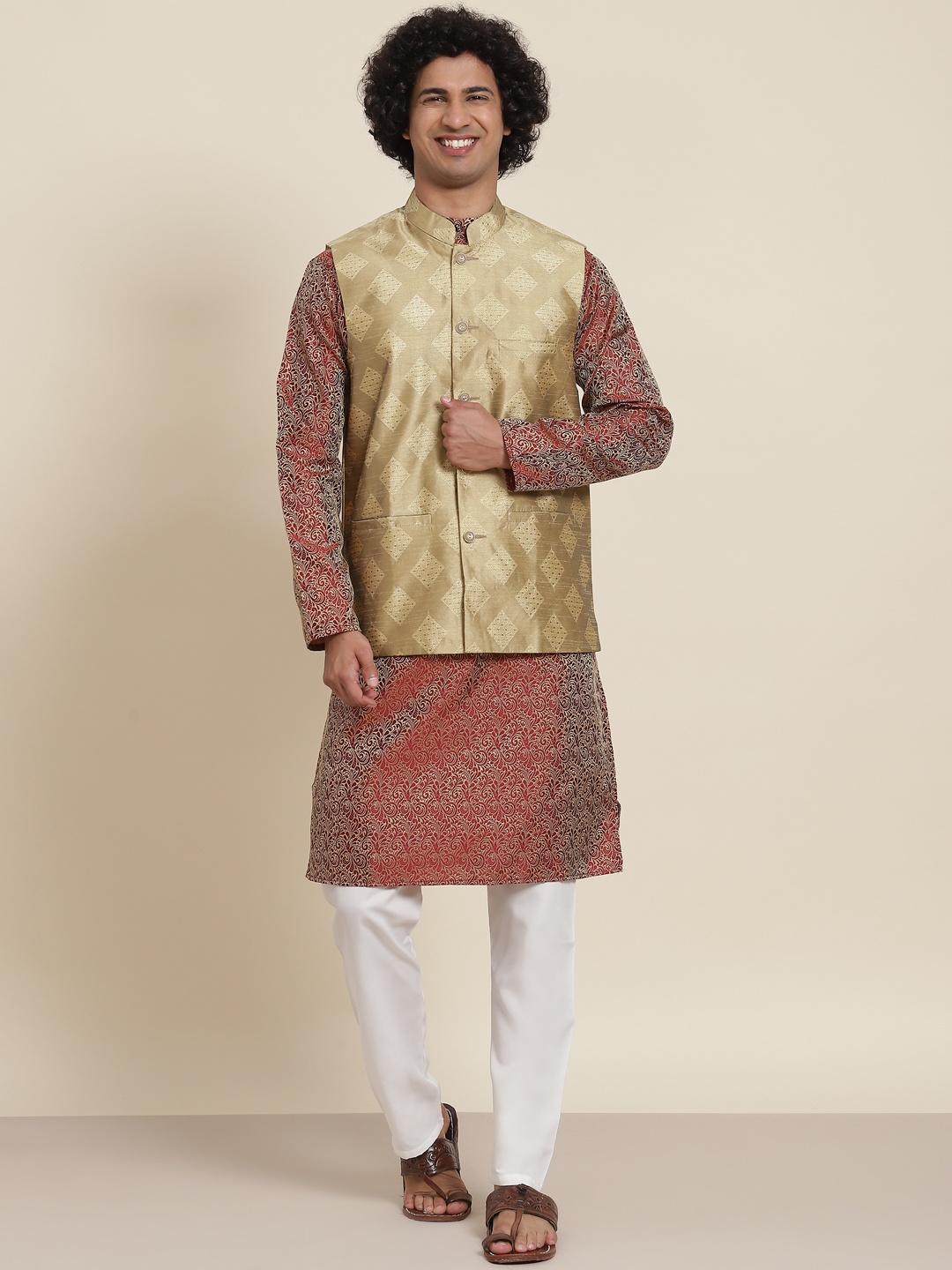 

SOJANYA Men Maroon Ethnic Motifs Kurta with Pyjamas & Nehru Jacket