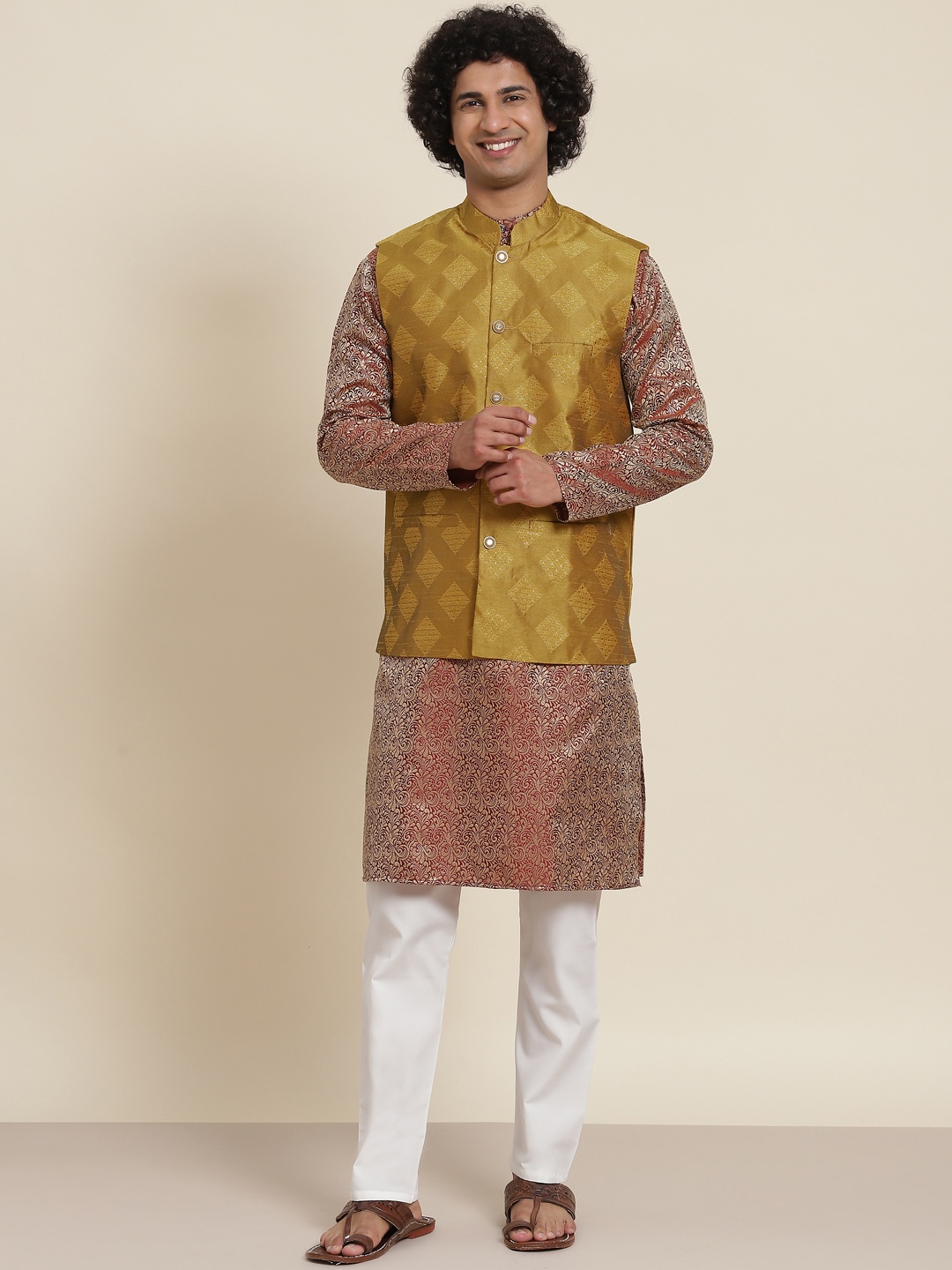 

SOJANYA Men Maroon Ethnic Motifs Kurta with Pyjamas & Nehru Jacket